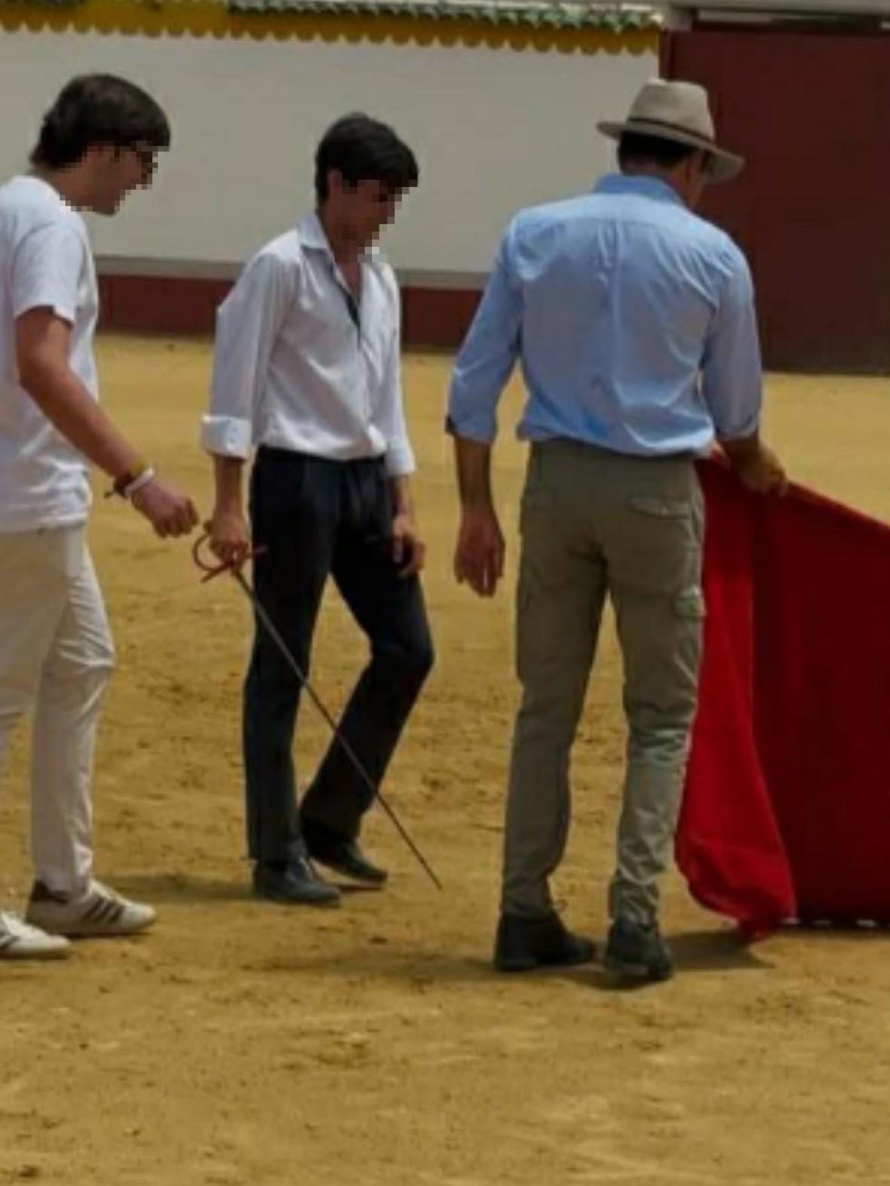 Enrique Ponce junto a dos jóvenes, en La Cetrina.