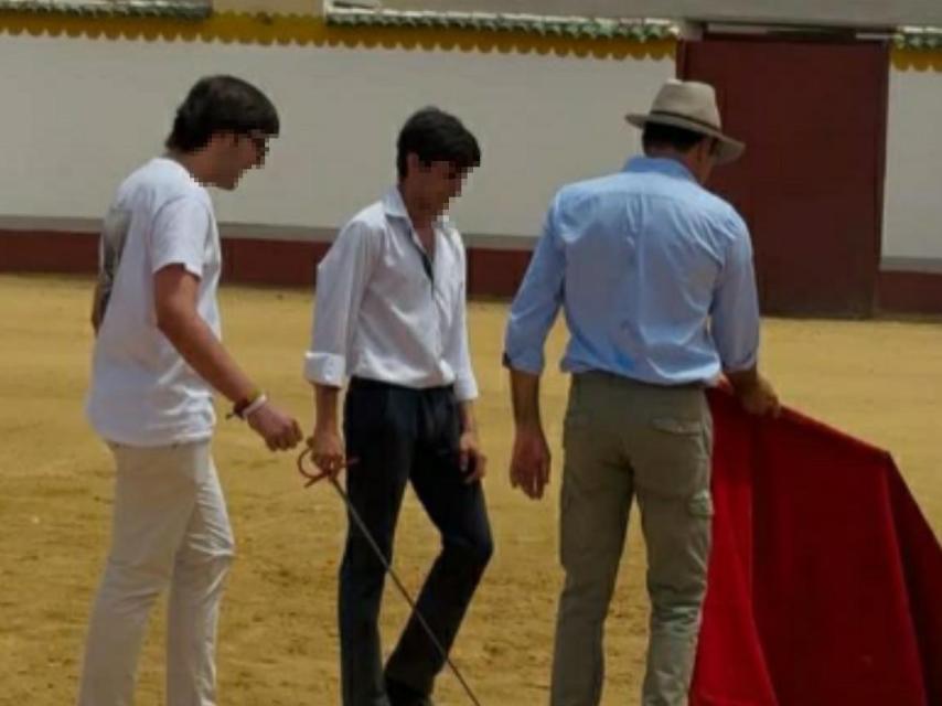 Enrique Ponce con dos jóvenes, en La Cetrina.
