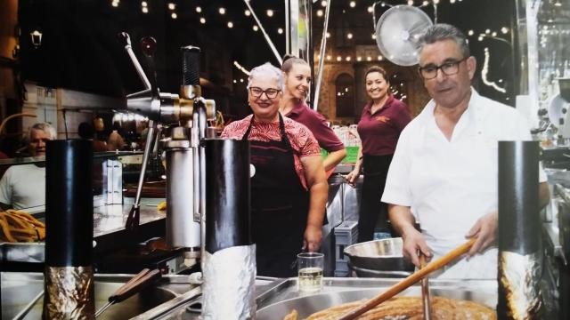 Mercedes y Mariano en su churrería.