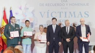 El presidente de la Junta, Alfonso Fernández Mañueco, con las personas homenajeadas en el acto del Día de Recuerdo y Homenaje a las Víctimas del Terrorismo, este viernes