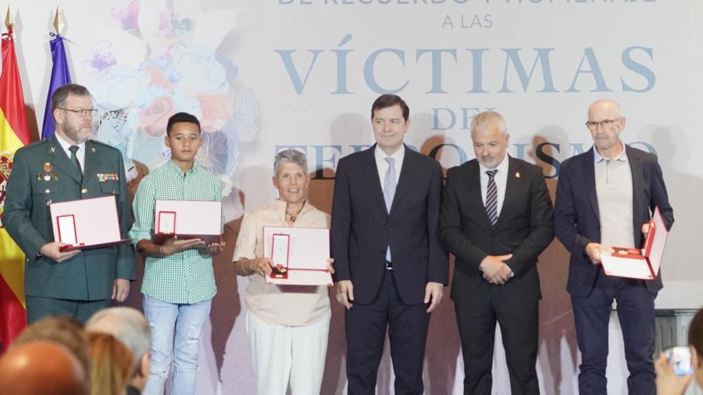 El presidente de la Junta, Alfonso Fernández Mañueco, con las personas homenajeadas en el acto del Día de Recuerdo y Homenaje a las Víctimas del Terrorismo, este viernes