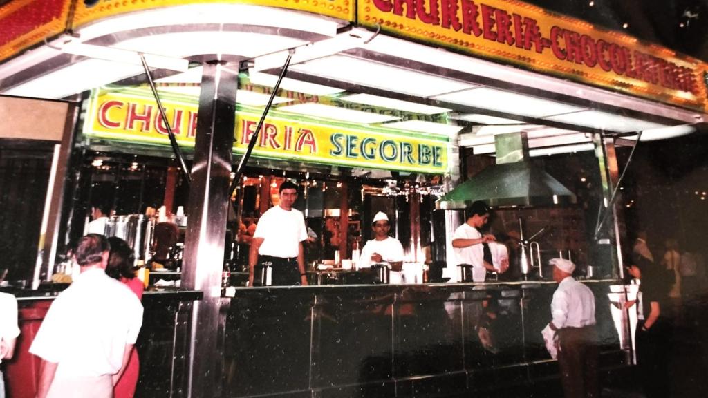 La churrería remolque de acero inoxidable de Mercedes y Mariano.