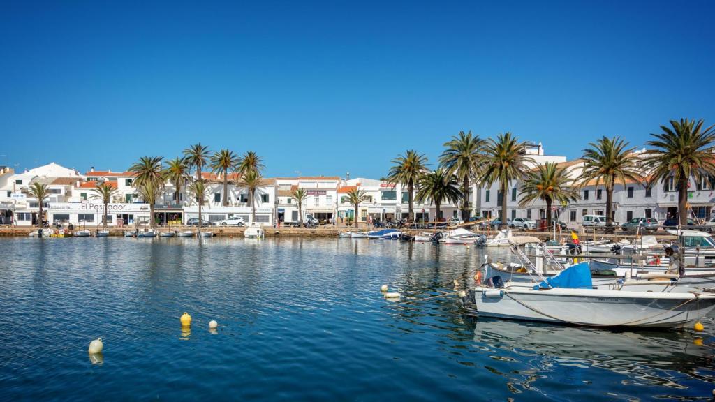El puerto del pueblo de Fornells.