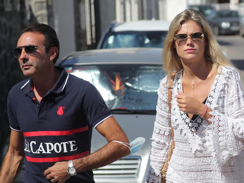 Enrique Ponce junto a su pareja, Ana, en una fotografía tomada en Almería, en 2020.