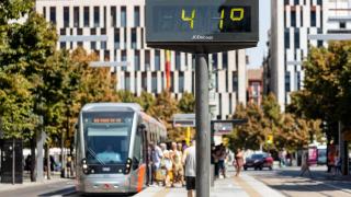 El centro de Zaragoza, donde se ve un termómetro que marca altas temperaturas.