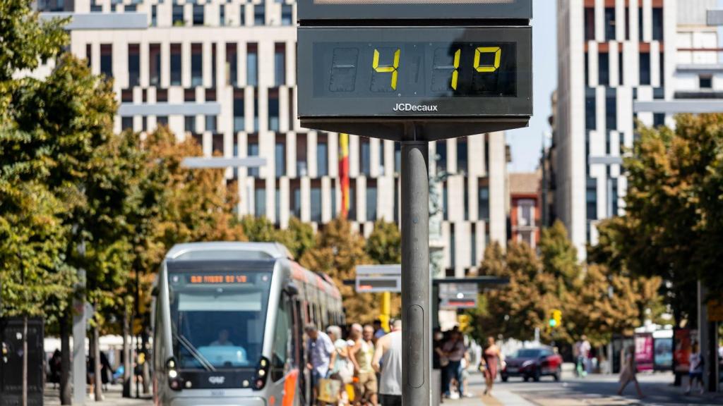 El centro de Zaragoza, donde se ve un termómetro que marca altas temperaturas.