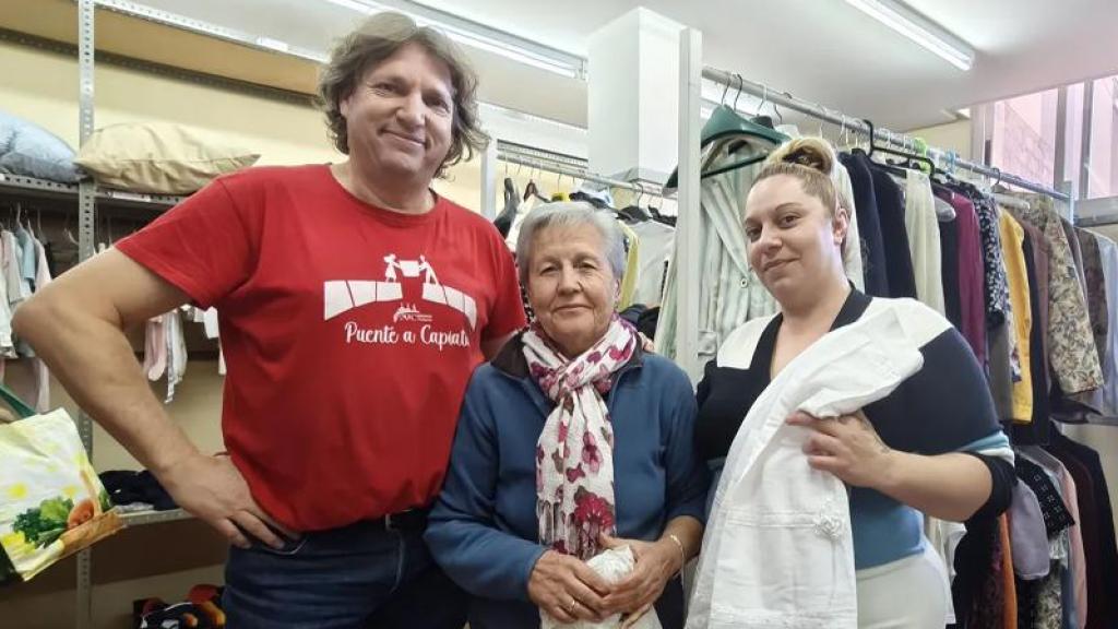 Chuchi, Virgi y Lorena en el Ropero de Puente Ladrillo
