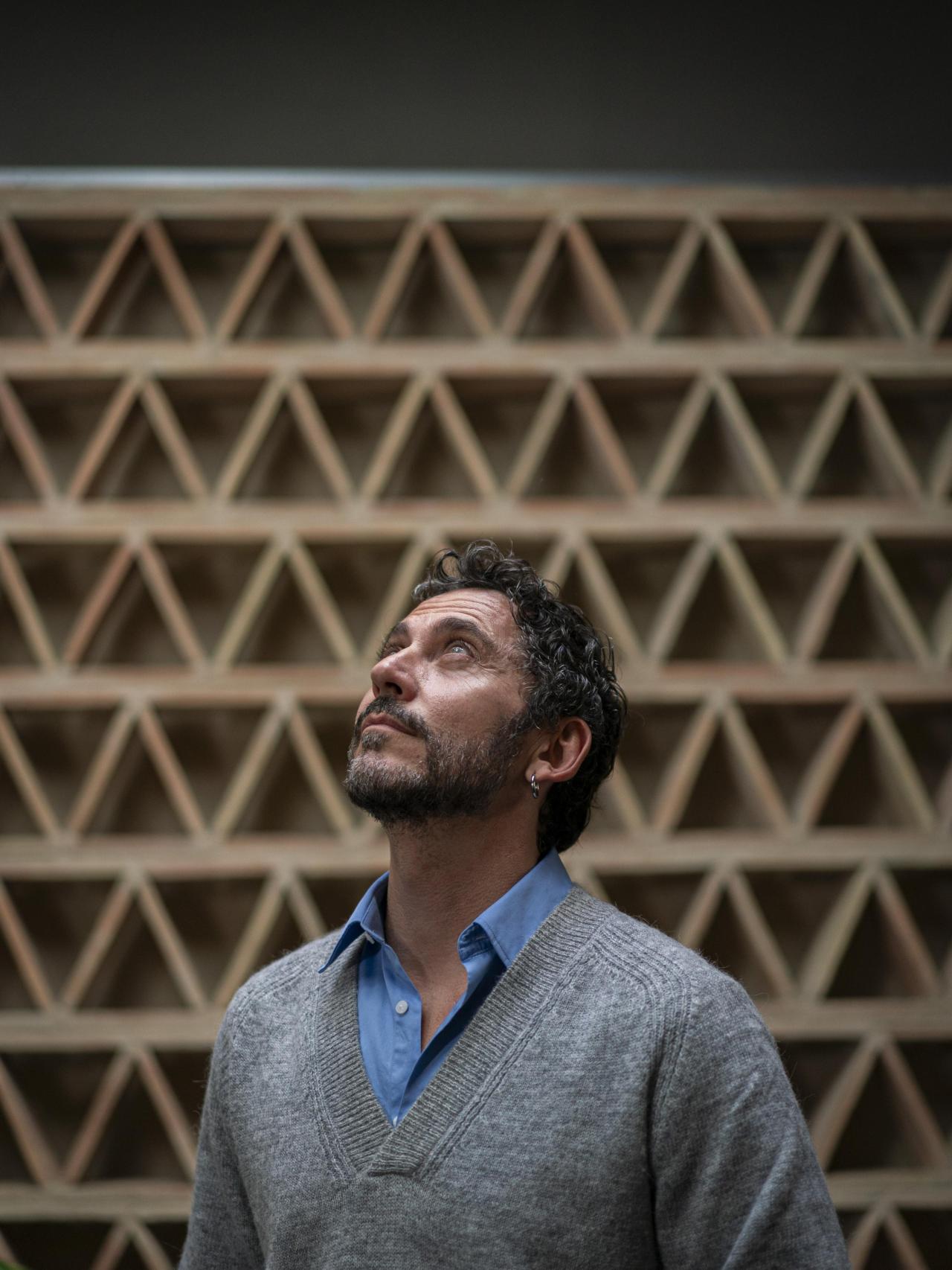 Paco León se niega a dejar de seducir, tenga la edad que tenga. Dice que eso no va con la edad, sino con la vida.