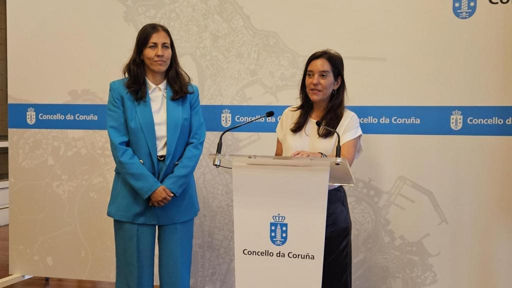 La alcaldesa de A Coruña, Inés Rey, y la concelleira de Mobilidade, Noemí Díaz, en rueda de prensa este viernes.
