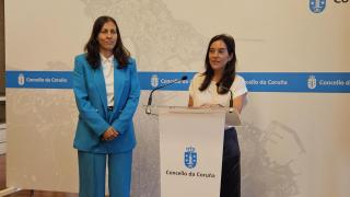 La alcaldesa de A Coruña, Inés Rey, y la concelleira de Mobilidade, Noemí Díaz, en rueda de prensa este viernes.