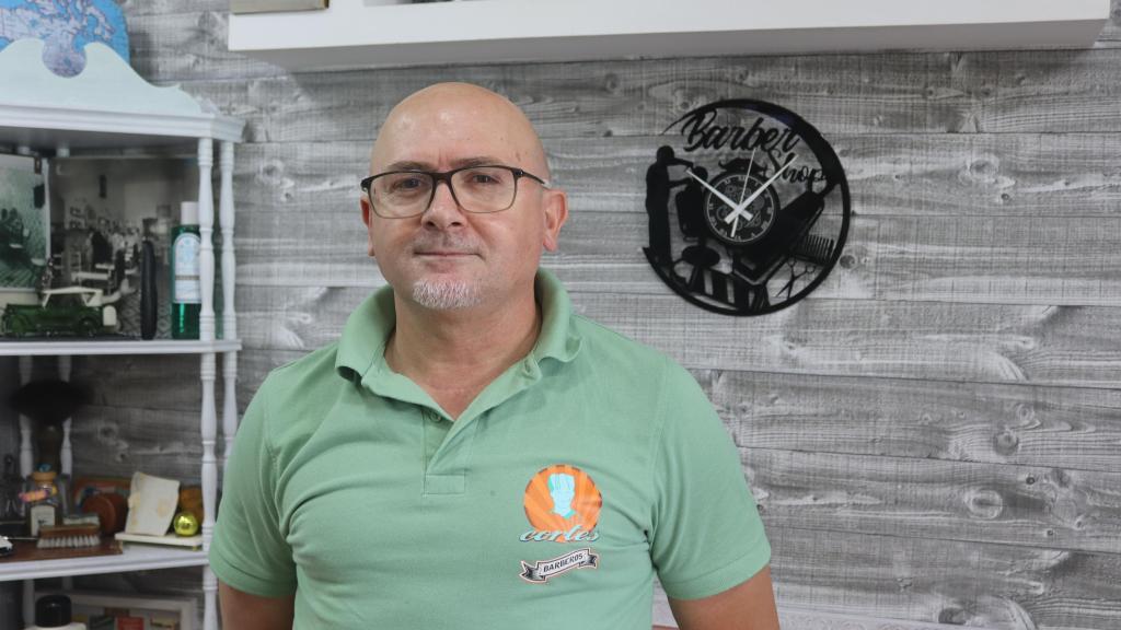 Cortés, dueño de Cortes, peluquería ubicada en el Centro Comercial Coia 4