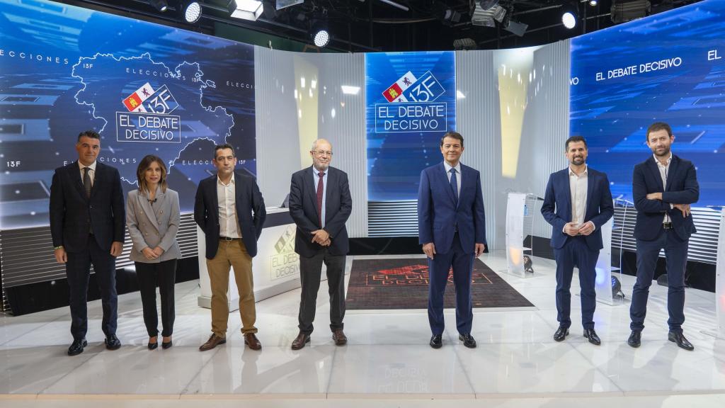 Los candidatos de PSOE, PP y Ciudadanos a las elecciones autonómicas del 13 de febrero de 2022, Luis Tudanca, Alfonso Fernández Mañueco y Francisco Igea, junto a los directores técnicos, Antonio Rodríguez y Mario López Briones, y los moderadores, Antonio Renedo y Alejandra Abad, en el debate de Castilla y León Televisión