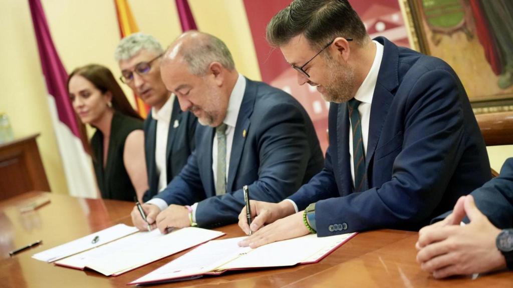Firma del acuerdo entre Junta y UCLM.