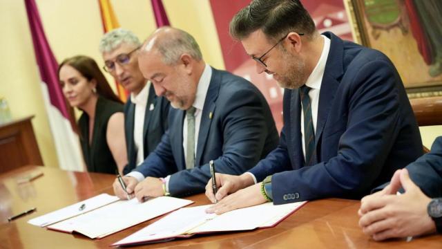 Firma del acuerdo entre Junta y UCLM.