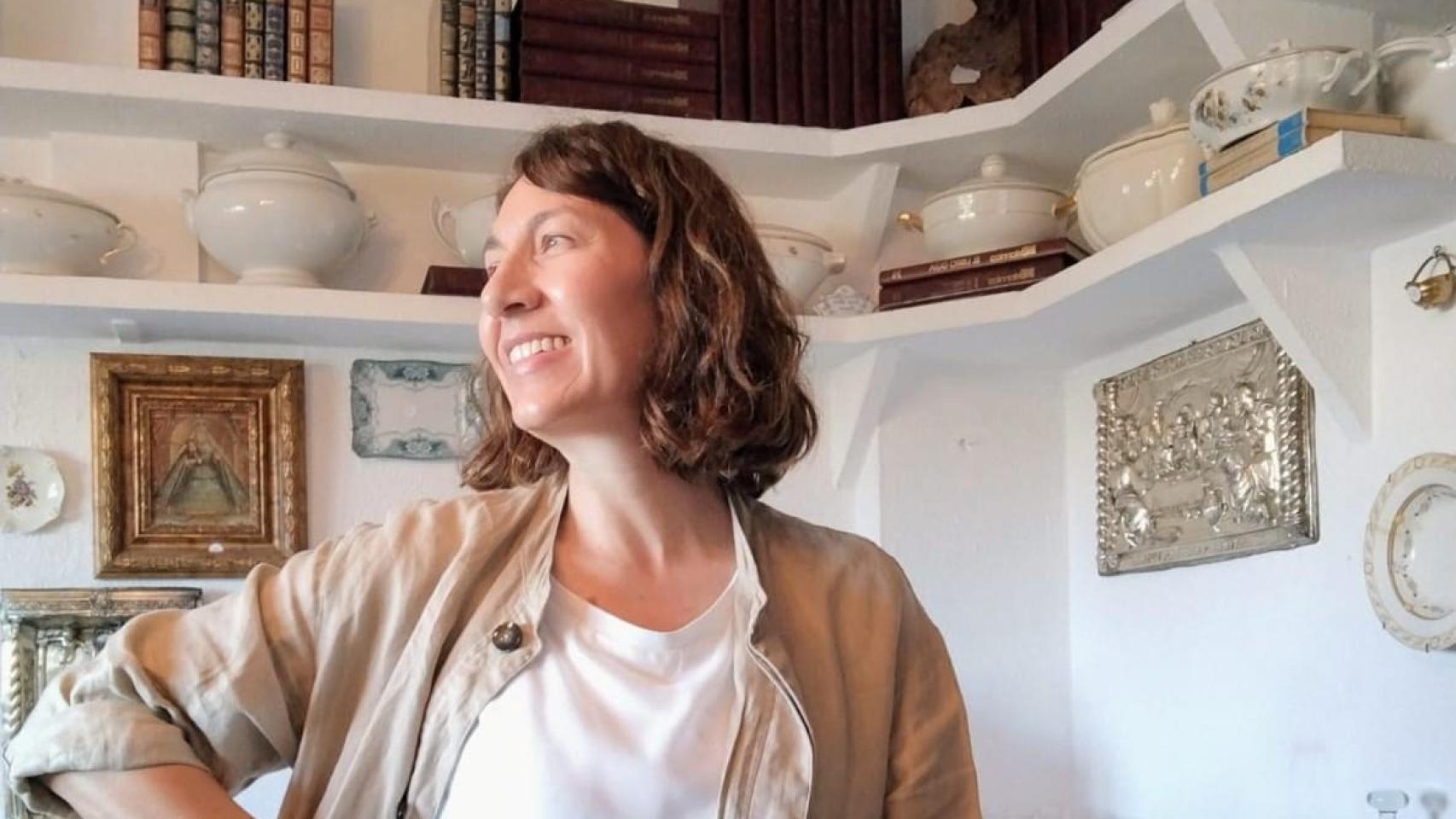 Macarena, dueña del mercadillo más curioso de Sevilla.