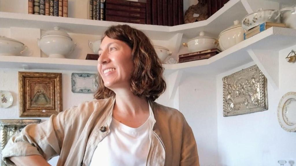 Macarena, dueña del mercadillo más curioso de Sevilla.