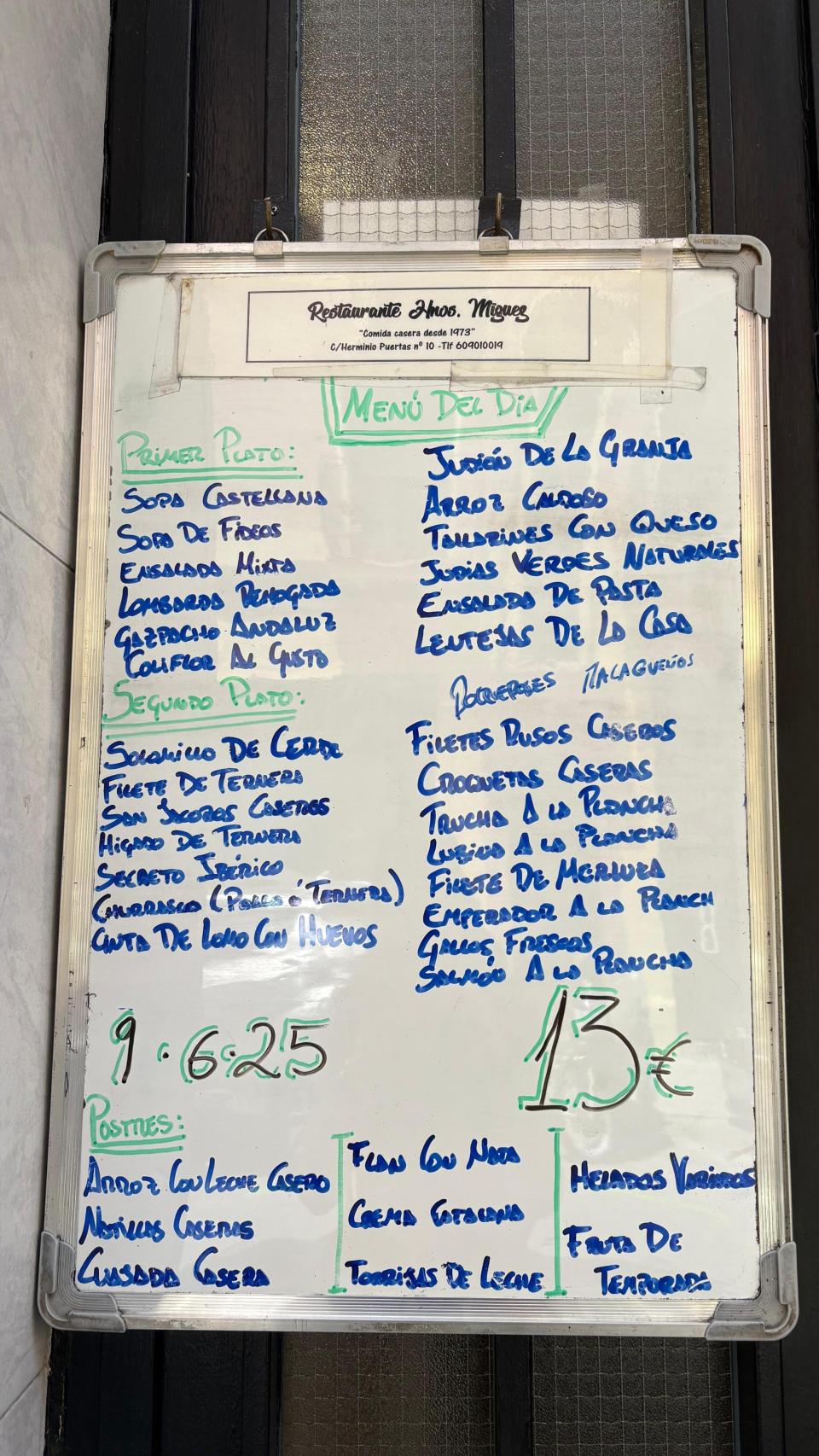 Pizarra con el menú.