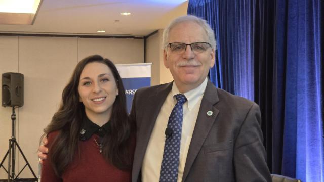 El doctor Steve Levine y su hija, la neuróloga Jesse Levine.
