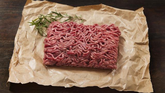 Bandeja de carne picada envasada en un supermercado.