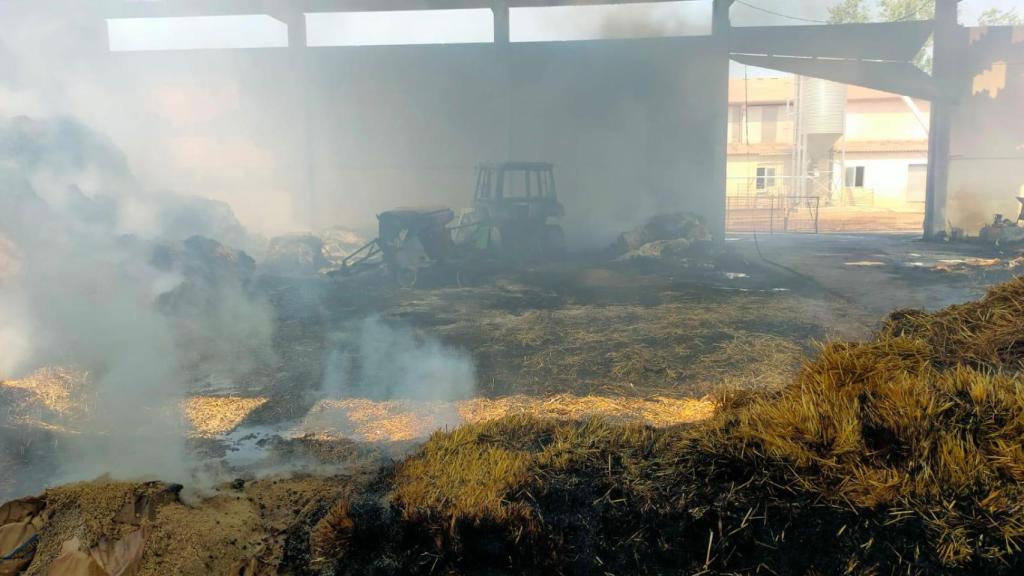 Incendio en una nave agrícola de Monfarracinos el día después