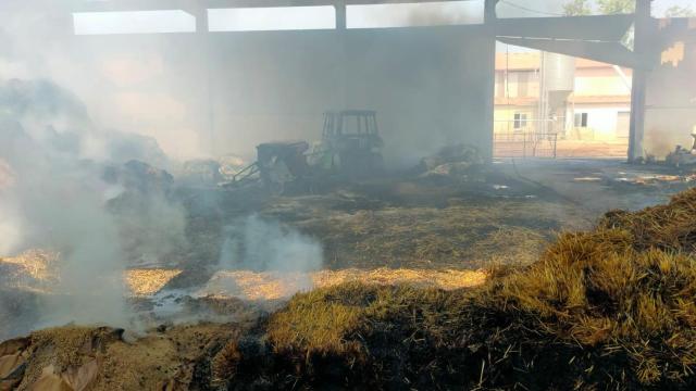 Incendio en una nave agrícola de Monfarracinos el día después