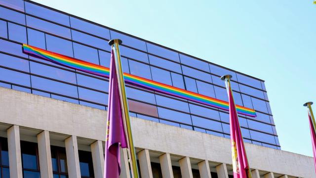 La bandera LGTBI desplegada en las ventanas de los despachos del PSOE en las Cortes de Castilla y León, este viernes