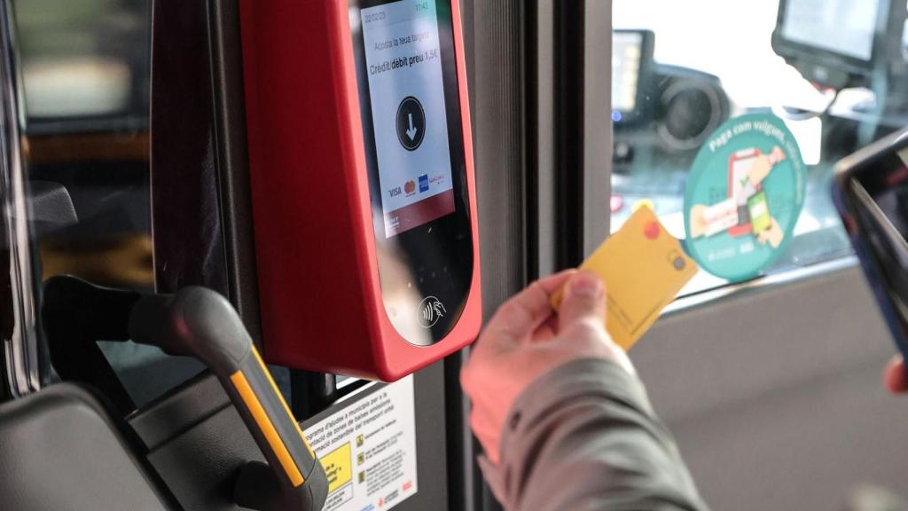 Validadoras de títulos de transporte en la EMT de Valencia. EE