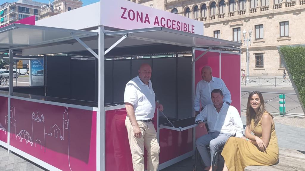 Jaime Fernández, Jesús Julio Carnero, Fran Sardón y Blanca Jiménez con la nueva caseta