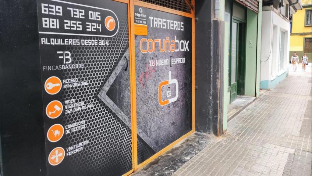 Bajo que alquila trasteros en una calle del barrio de Monte Alto.