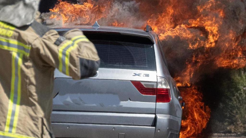 Imagen del incendio del vehículo en Valladolid
