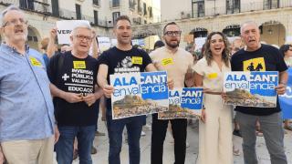 Partidos nacionalistas como Compromís se manifestaron el jueves ante el Ayuntamiento en contra la medida.