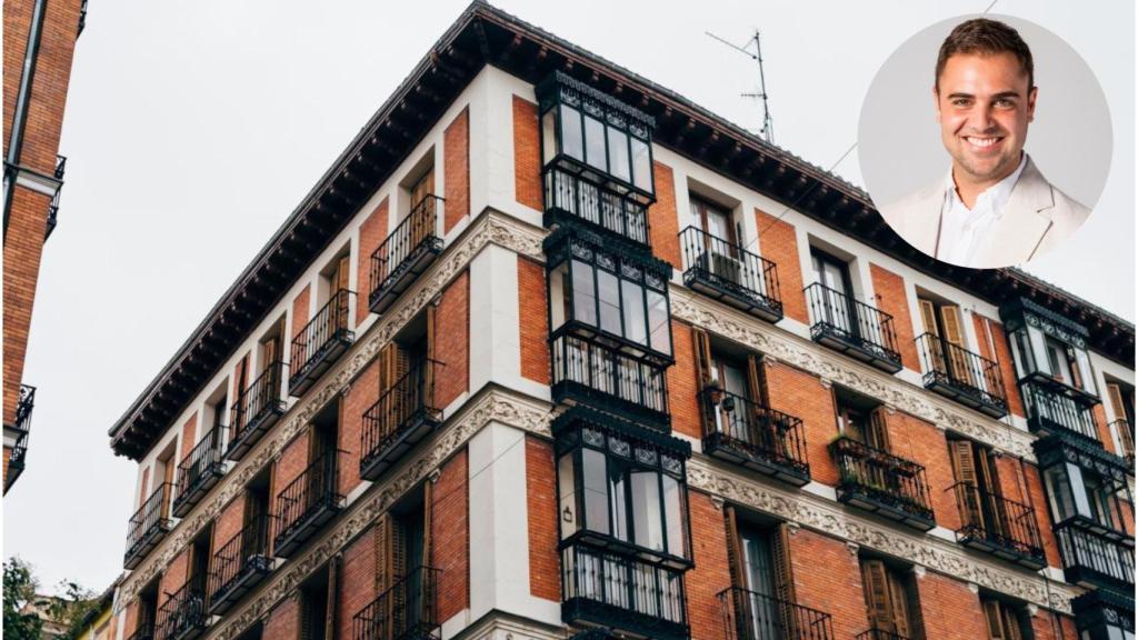 Felipe Reuse en un montaje con viviendas.