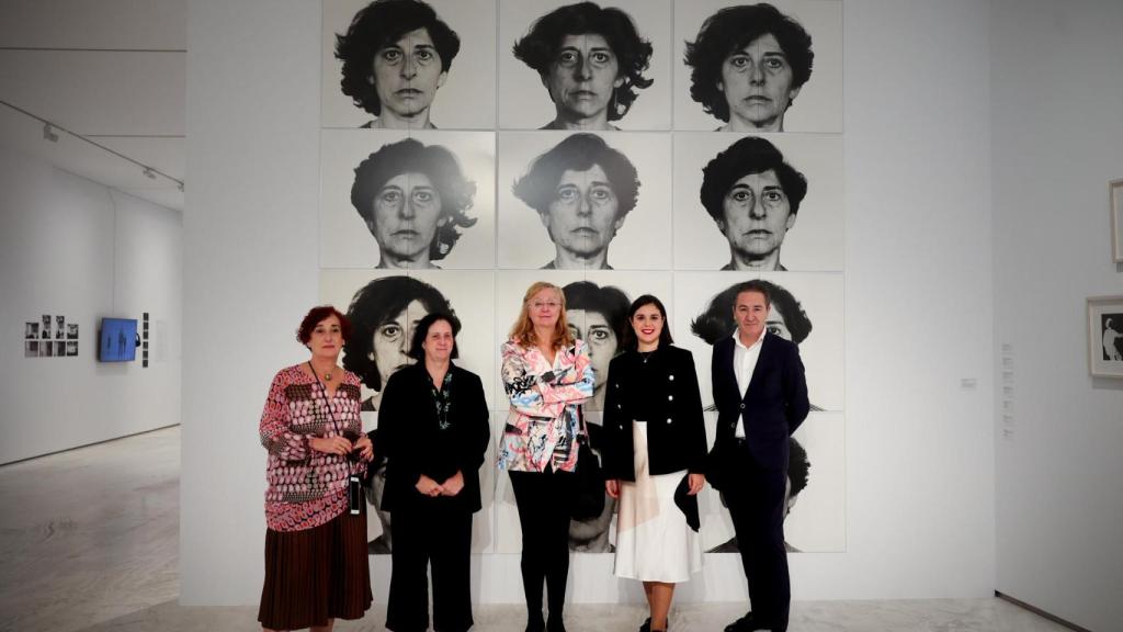 La foto de familia en la inauguración de la exposición dedicada a Esther Ferrer este año en Alicante.