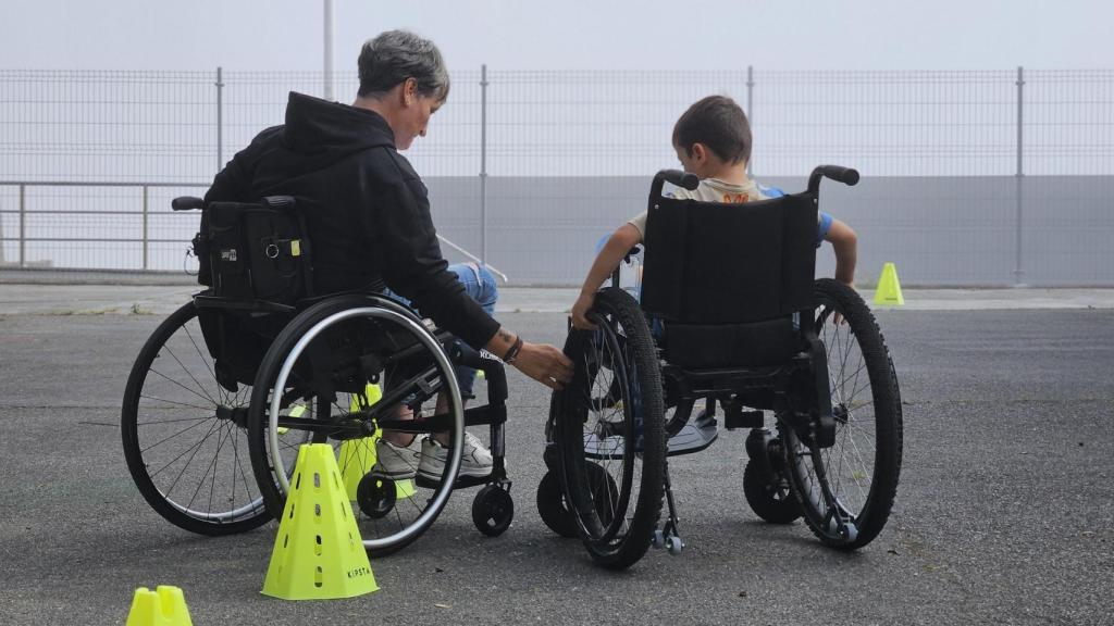 Mari junto a un niño del campamento Enki en A Coruña.