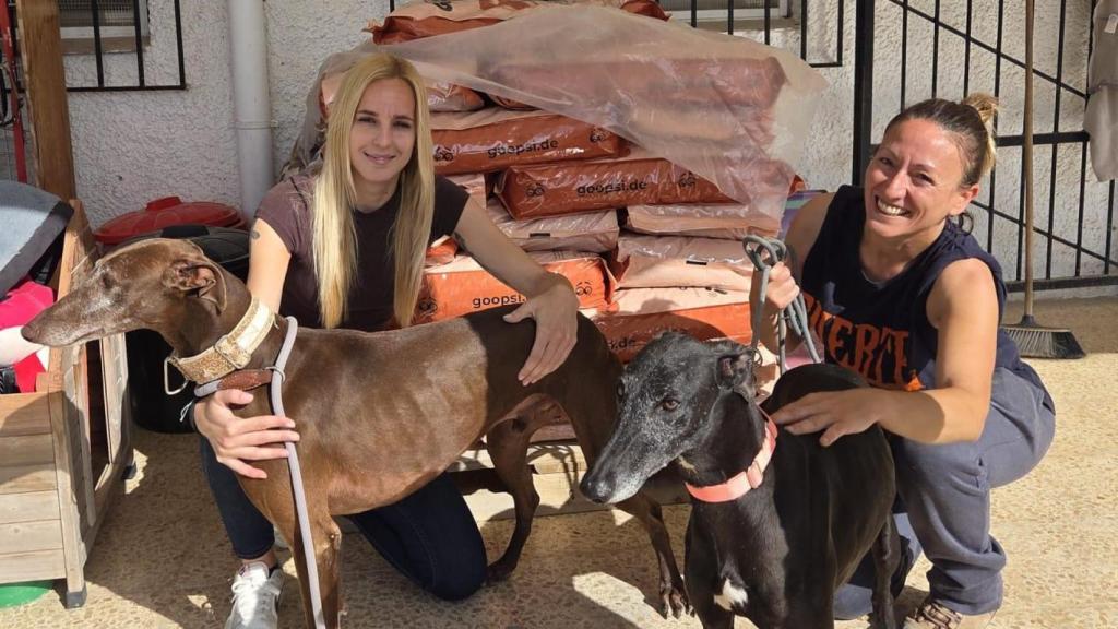 Macarena Lajo y Nuria, una voluntaria de Asoka.