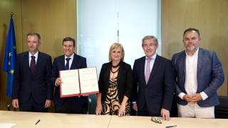 El consejero de Economía y Hacienda y portavoz, Carlos Fernández Carriedo, firma con el consejero de Ciencia, Industria y Empleo del Principado de Asturias, Borja Sánchez García, el protocolo para el fortalecimiento industrial en el sector de la Defensa