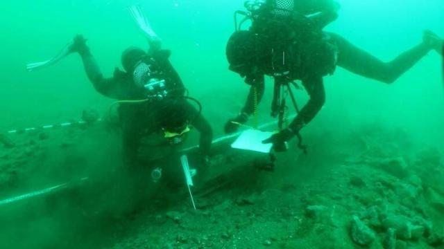 Buceadores inspeccionan los restos de la nave encontrada en la costa de Pasaia, que podría ser la nave capitana de la Armada Invencible.
