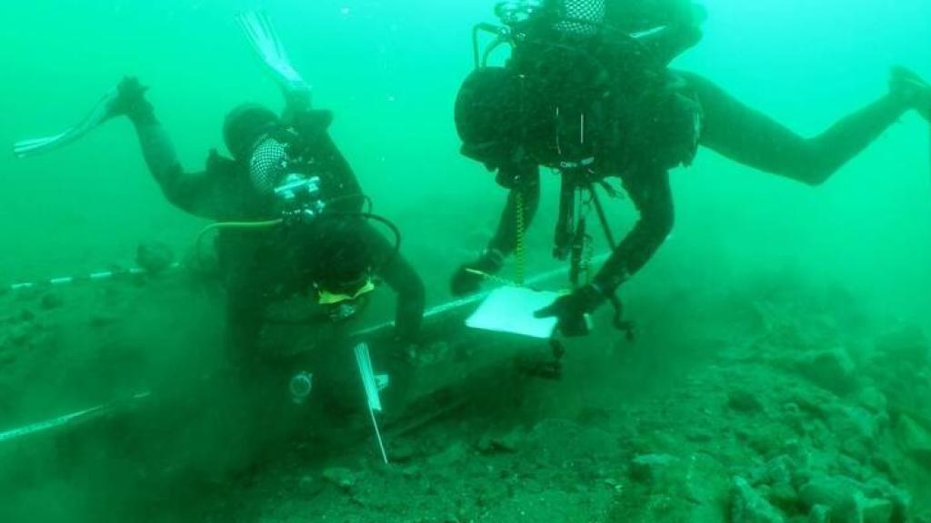 Buceadores inspeccionan los restos de la nave encontrada en la costa de Pasaia, que podría ser la nave capitana de la Armada Invencible.