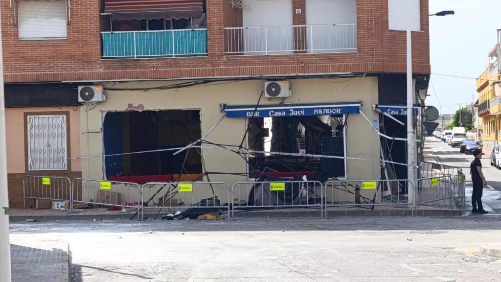 Casa Javi, el jueves 19 de junio, tras la explosión que sufrió por una botella de gas butano en pleno mercadillo semanal de Lo Pagán.
