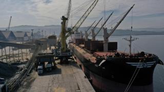 Una operación de carga y descarga en el puerto exterior de A Coruña en 2024.