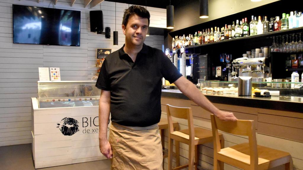 Jorge Alonso, en el interior de su bar