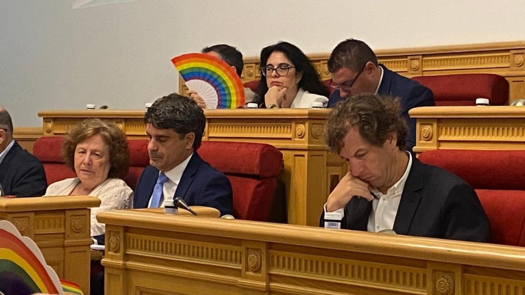 Marisol Illescas porta el abanico arcoíris en la bancada del PP.