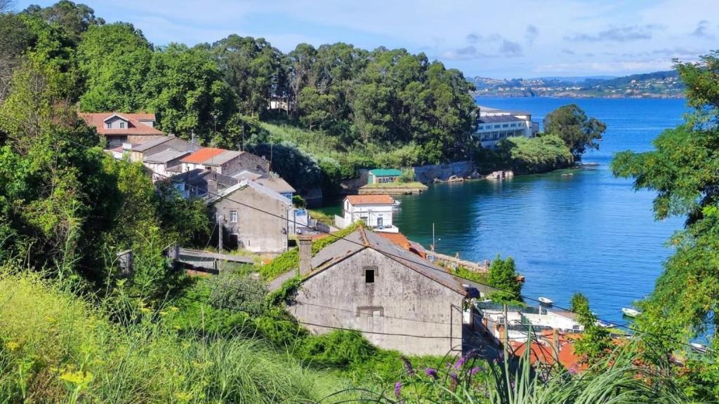 Vista del núcleo marinero de As Xubias de Abaixo desde la avenida de A Pasaxe.