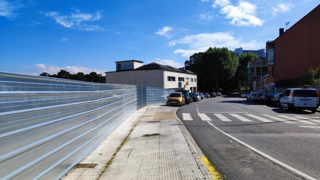 A la izquierda, valla que cubre la zona donde se derribó la discoteca Pachá en As Xubias de Arriba.