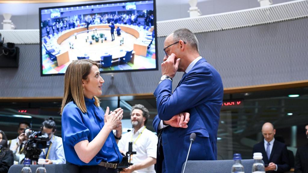 El canciller Friedrich Merz conversa con la presidenta de la Eurocámara, Roberta Metsola, durante la cumbre de Bruselas
