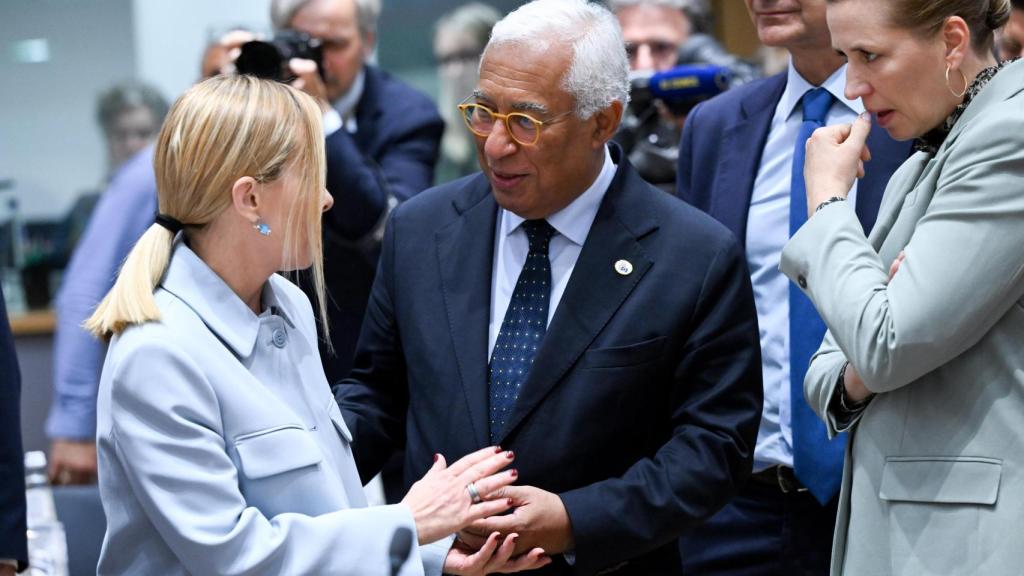 La primera ministra italiana, Giorgia Meloni, conversa con el presidente del Consejo Europeo, António Costa, durante la cumbre de Bruselas