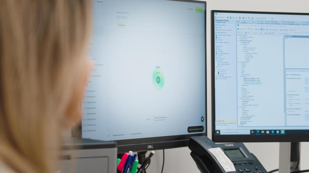 Una médico usando el asistente médico con IA de Tandem Health.