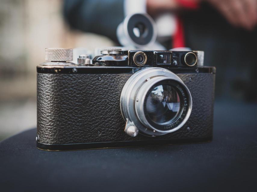 Uno de los coleccionistas presentes en Wetzlar sacó de su bolsillo este modelo de 1939, una Leica II