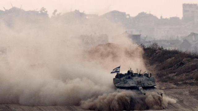 Un tanque israelí de maniobras en Gaza cerca de la frontera.