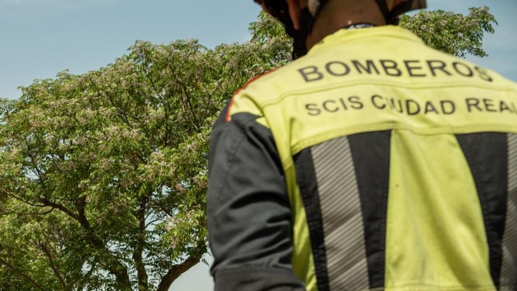 Un bombero herido con quemaduras de segundo grado mientras realizaba ...